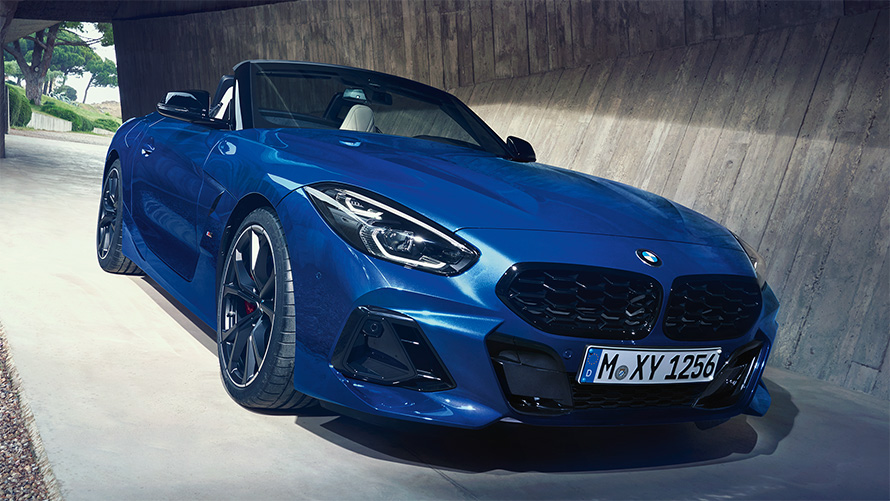 BMW Z4 M40i G29 2022 у кольорі Portimao Blue вид зверху з відкритим дахом softtop