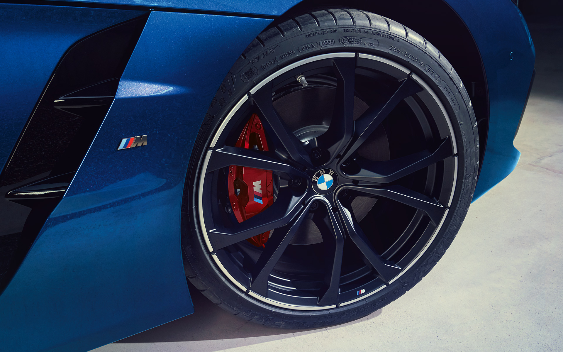 BMW Z4 M40i G29 2022 у кольорі Portimao Blue накладки на вихлопні труби вільної форми
