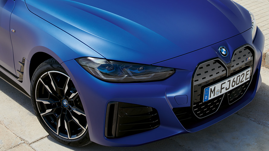 BMW i4 M50 G26 2021 BMW Individual у кольорі Frozen Portimao Blue металік, вид спереду на три-чверті, кадр зверху