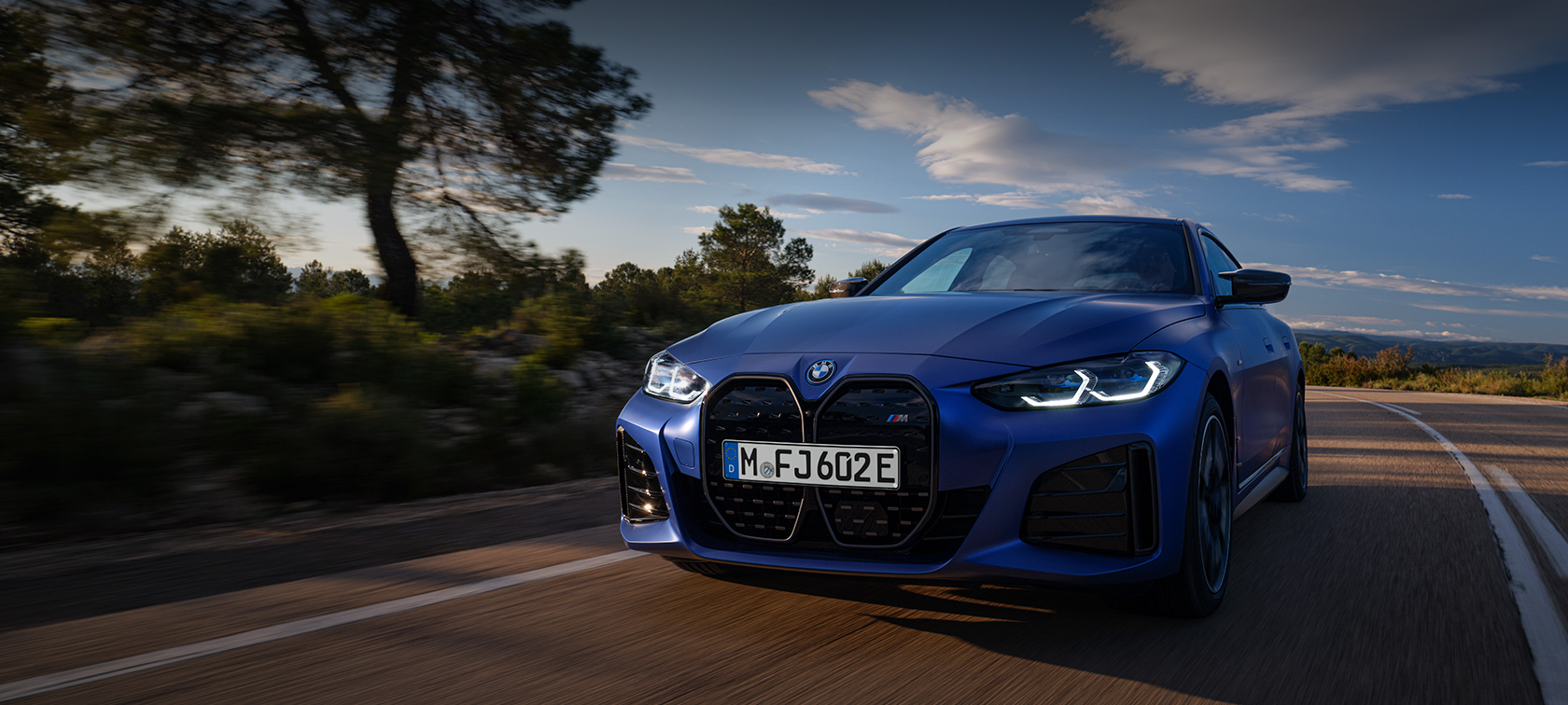 BMW i4 M50 G26 2021 BMW Individual у кольорі Frozen Portimao Blue, вид спереду на три-чверті