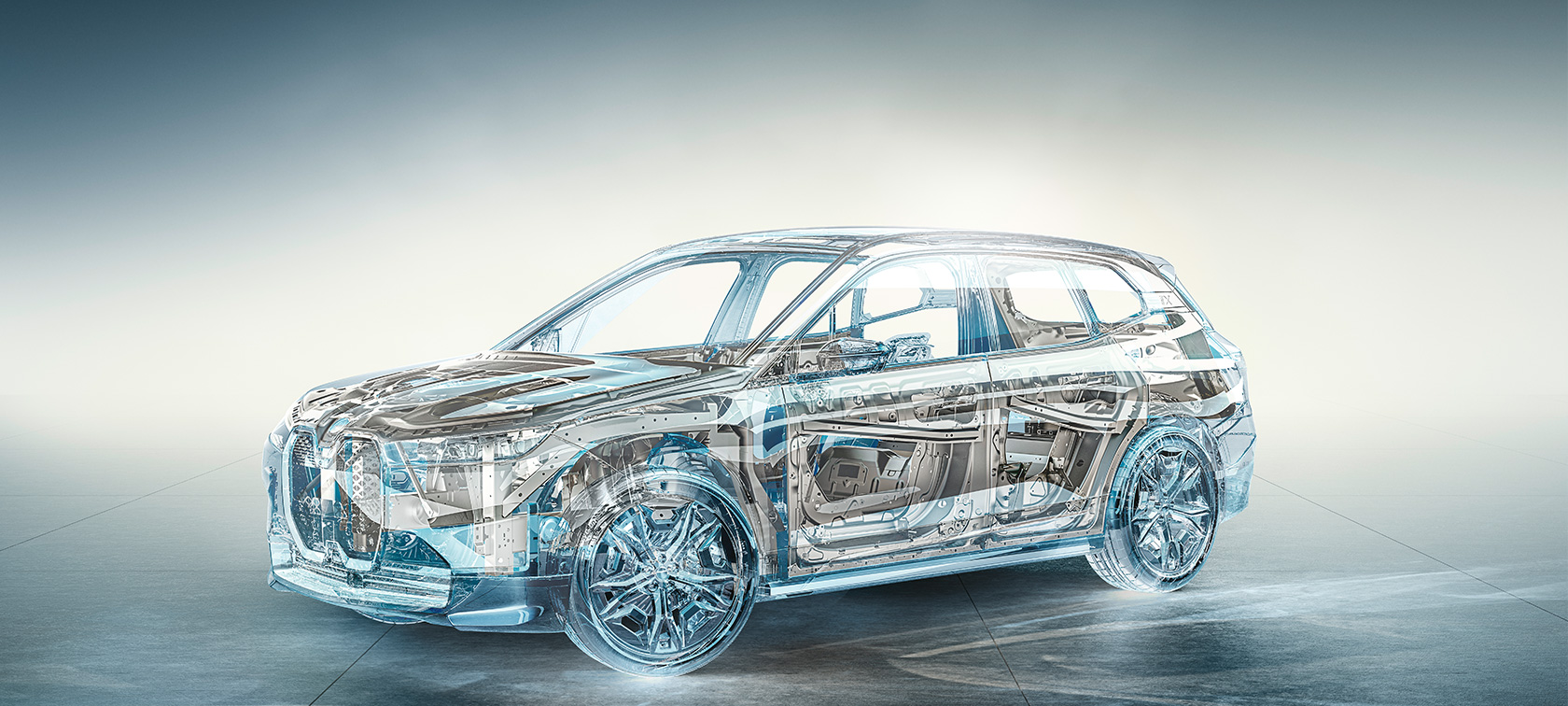 BMW iX M60 i20 2022 електричний SUV електричний автомобіль у русі на прибережній дорозі BMW iX M60 i20 2022 електричний SUV електричний автомобіль у кольорі Oxid Grey металік, вид ззаду у русі на прибережній дорозі