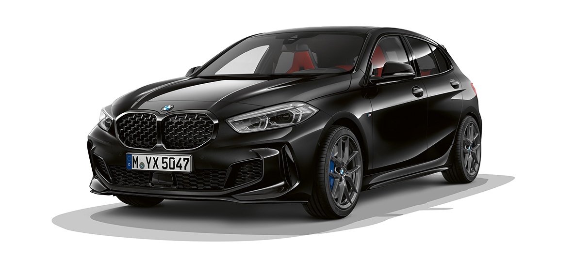 Пакет M Performance. BMW M135i xDrive в Black Sapphire металік з пакетом M Performance, вид спереду з поворотом в три чверті.
