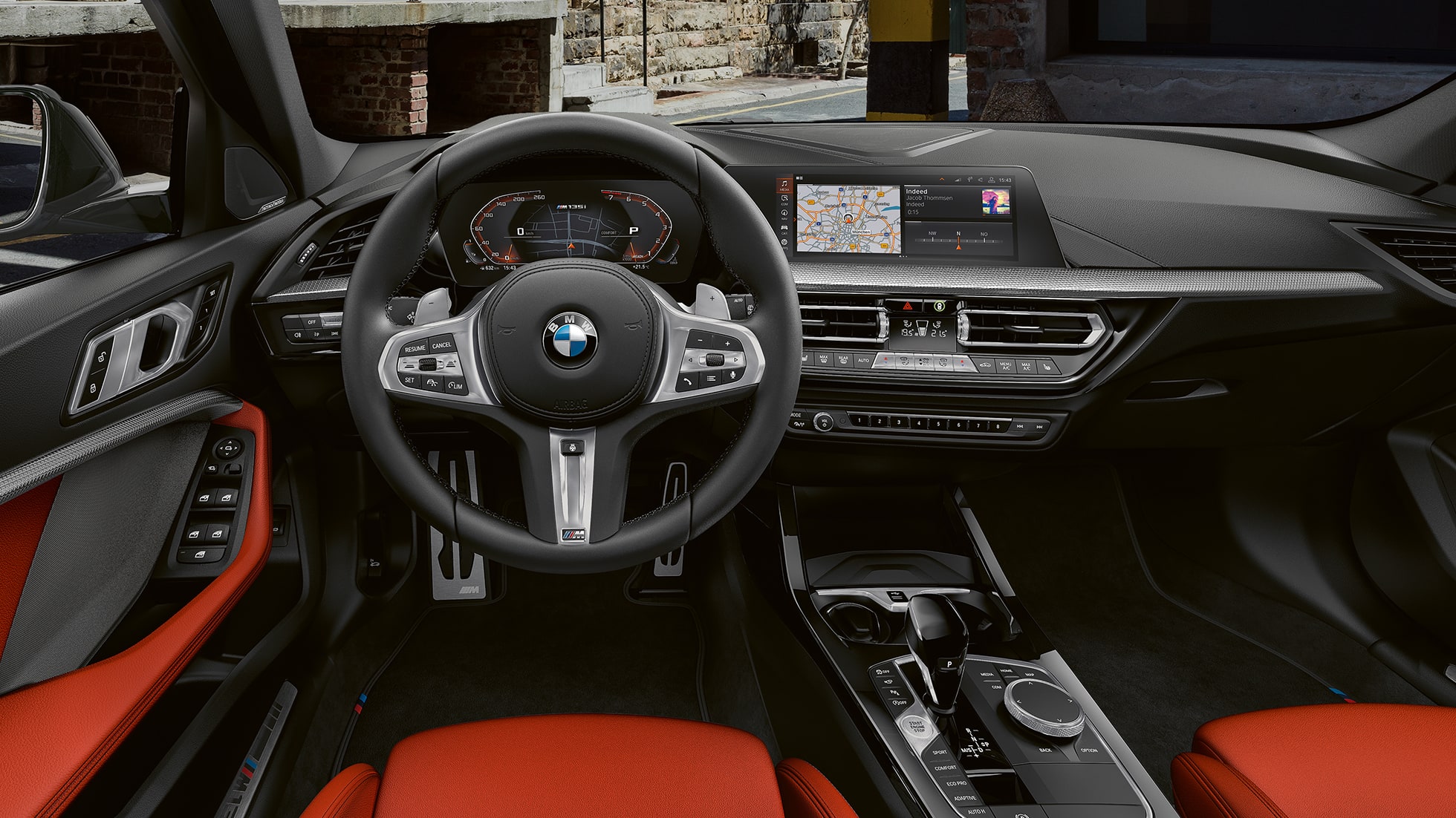 Салон BMW M135i xDrive. Салон BMW M135i xDrive зі шкіряним кермом М і сидіннями М Sport.