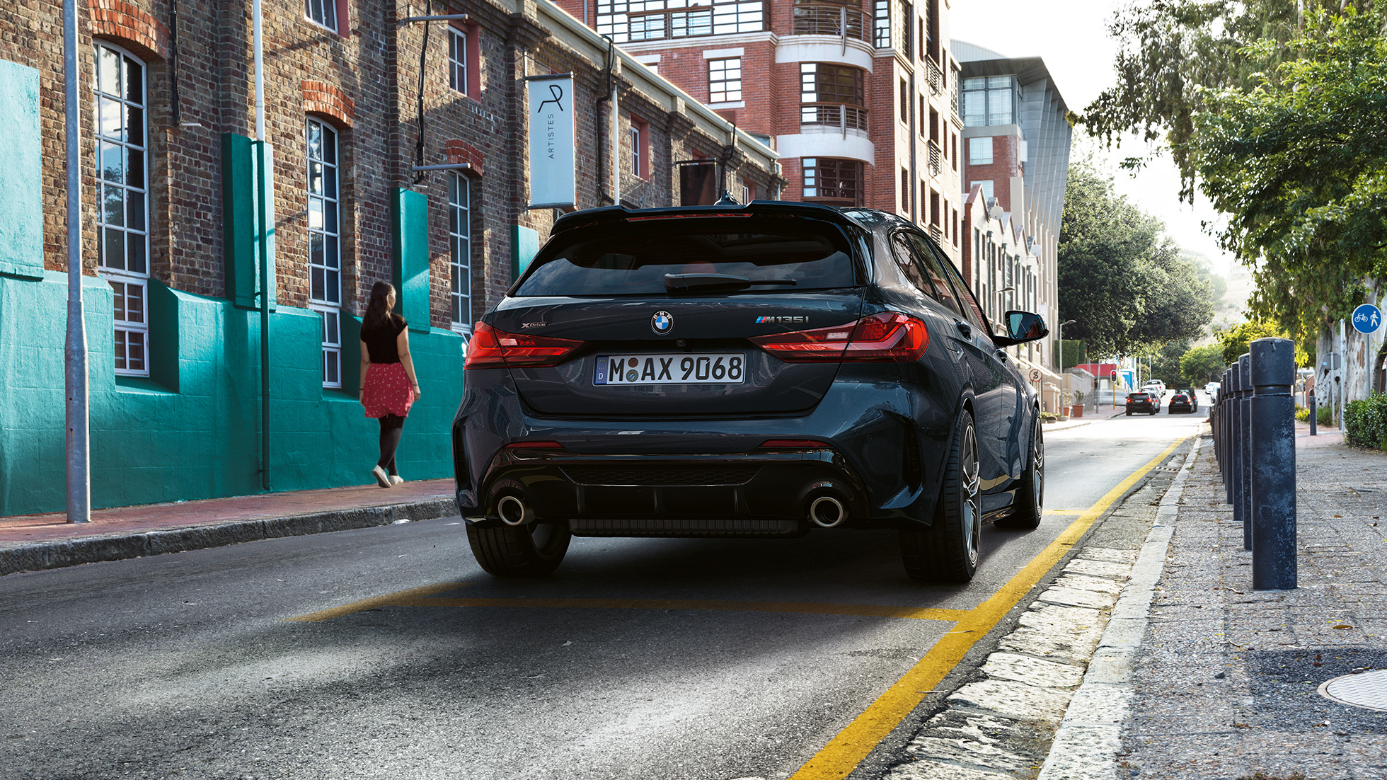 BMW M135i xDrive, вид ззаду. BMW M135i xDrive в Black Sapphire металік, паркування, вид ззаду.