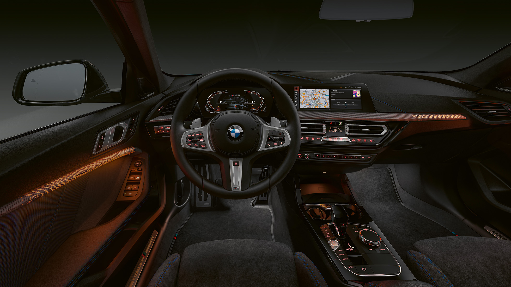 BMW M135i xDrive, кабіна. BMW M135i xDrive преміум салон з обробкою з підсвічуванням.