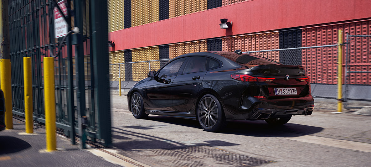 Пакет M Performance BMW M235i xDrive Gran Coupé Пакет M Performance BMW M235i xDrive Gran Coupé Black Sapphire металік F44 вид збоку з поворотом в три чверті