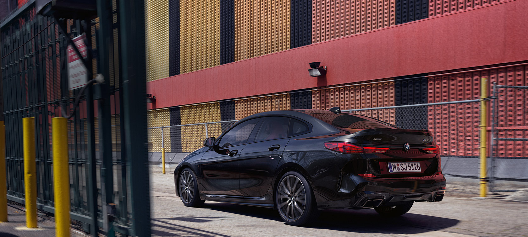 BMW M235i xDrive Gran Coupé вид збоку з поворотом в три чверті BMW M235i xDrive Gran Coupé Black Sapphire металік F44 вид збоку з поворотом в три чверті