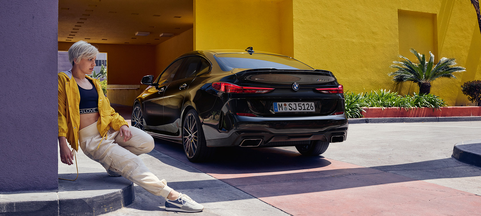 BMW M235i xDrive Gran Coupé вид ззаду з поворотом в три чверті BMW M235i xDrive Gran Coupé Black Sapphire металік F44 вид ззаду з поворотом в три чверті