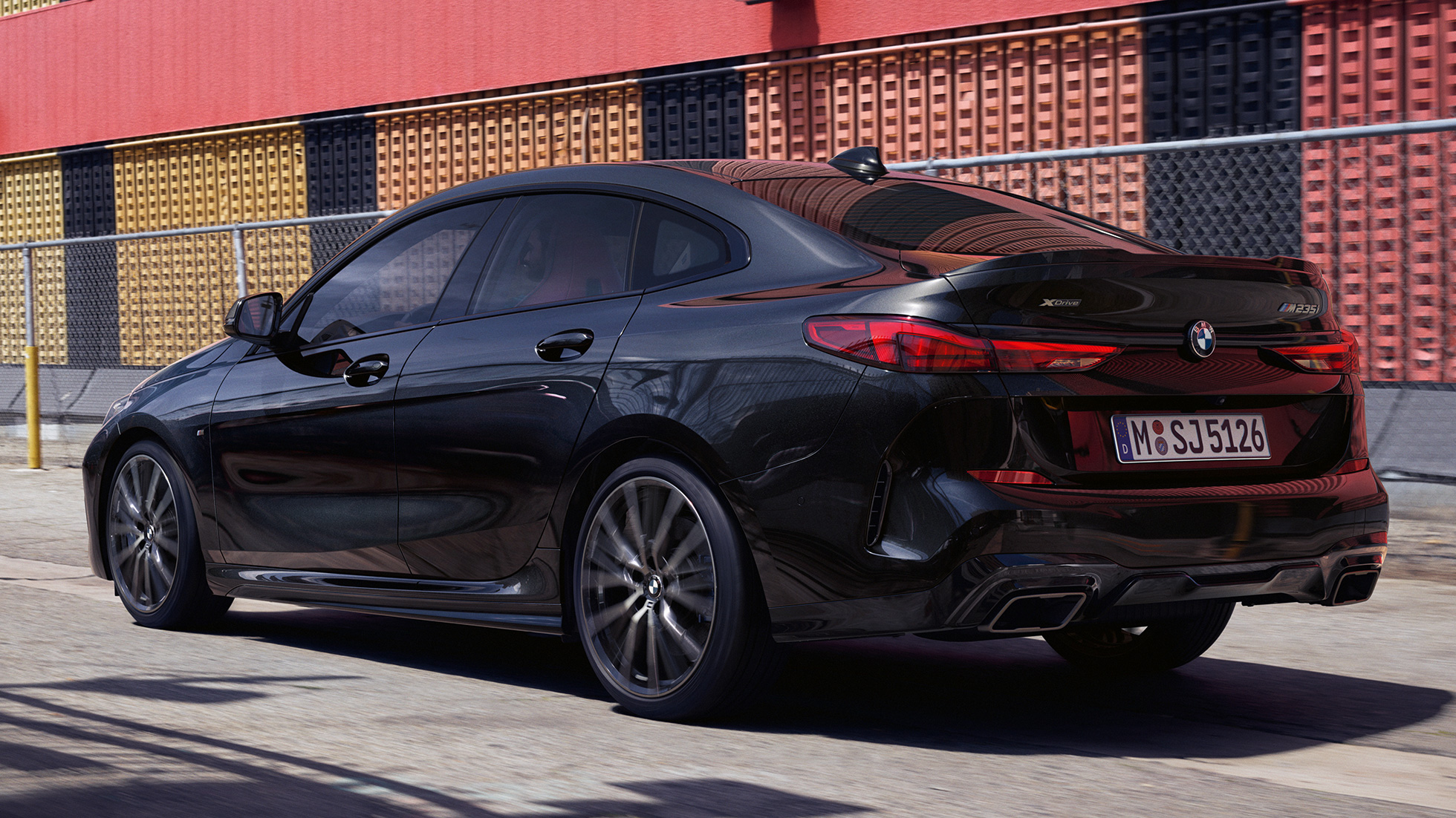 BMW M235i xDrive Gran Coupé вид ззаду з поворотом в три чверті BMW M235i xDrive Gran Coupé 2020 Black Sapphire металік F44 вид ззаду з поворотом в три чверті
