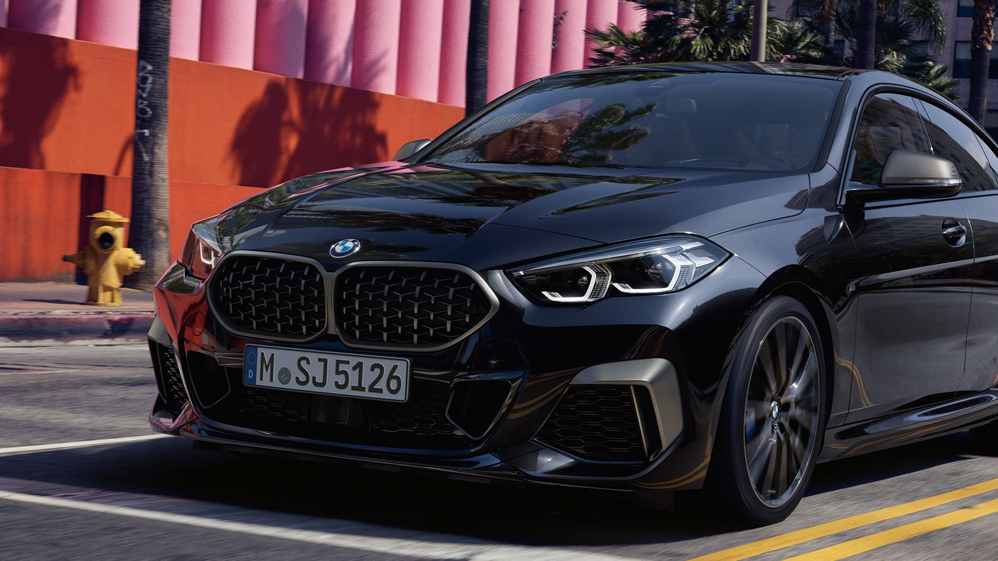 Дизайн передньої частини BMW M235i xDrive Gran Coupé Дизайн передньої частини BMW M235i xDrive Gran Coupé 2020 Black Sapphire металік F44 вид спереду з поворотом в три чверті