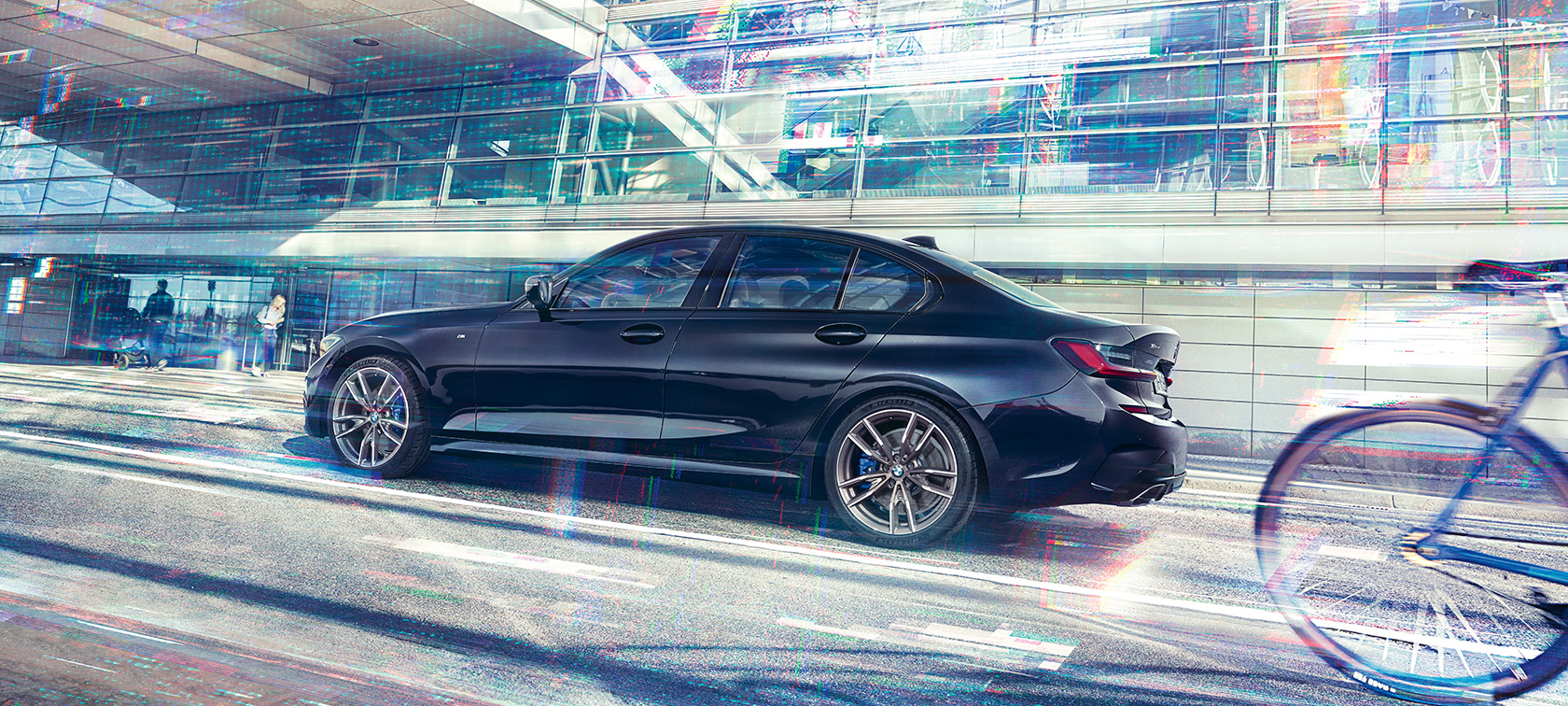 BMW M340i xDrive Седан G20 2020 вид збоку під час руху. BMW M340i xDrive Седан G20 2020 у кольорі Sapphire Black metalic, вид збоку під час руху.