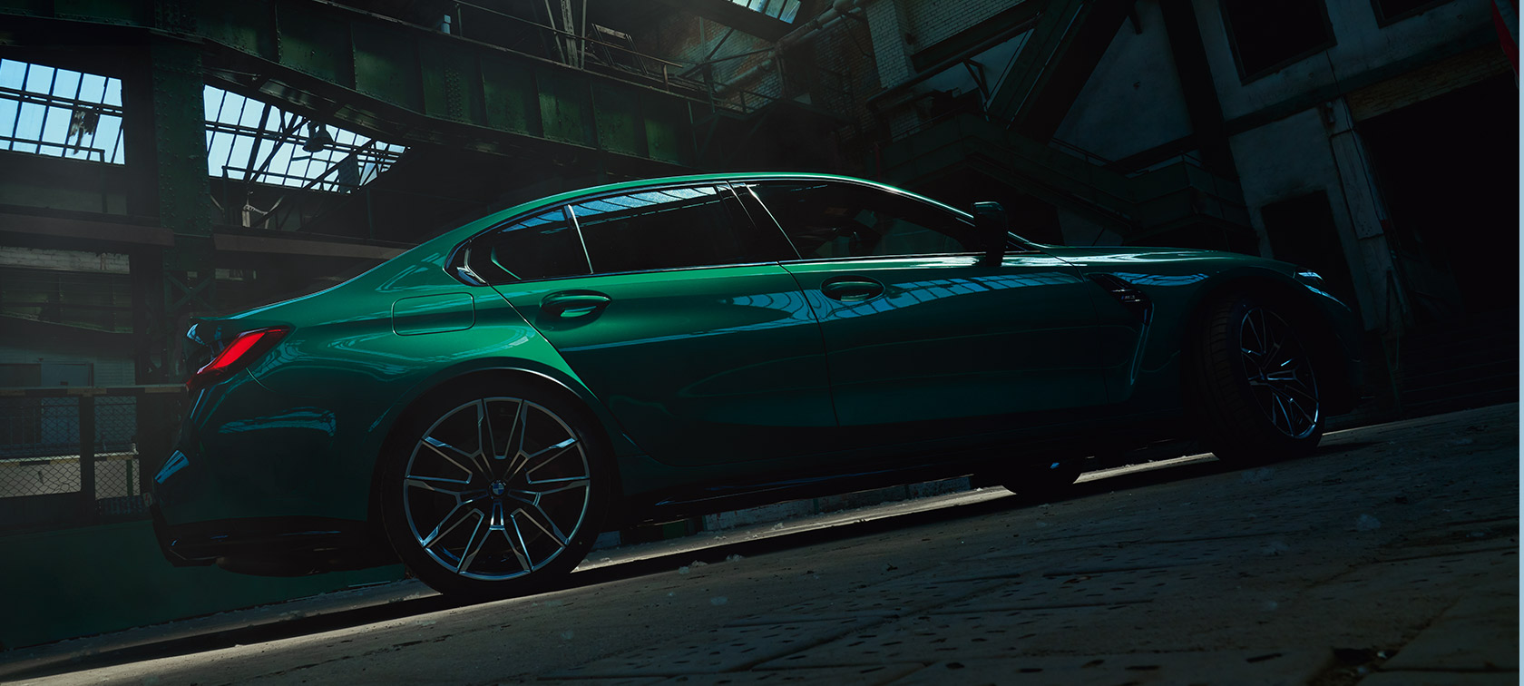 BMW M3 Седан G80 2020 вид збоку з нижньої перспективи BMW M3 Седан G80 2020 у кольорі Isle of Man green metallic, вид з нижньої перспективи на бічну частину