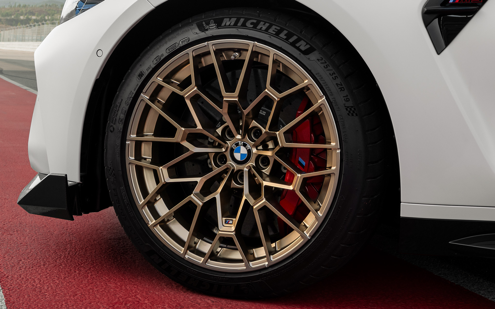 Вуглецево-керамічні гальма М Carbon червоного глянсового кольору BMW M3 CS G80 BMW M3 CS G80 Вуглецево-керамічні гальма М Carbon червоного глянсового кольору
