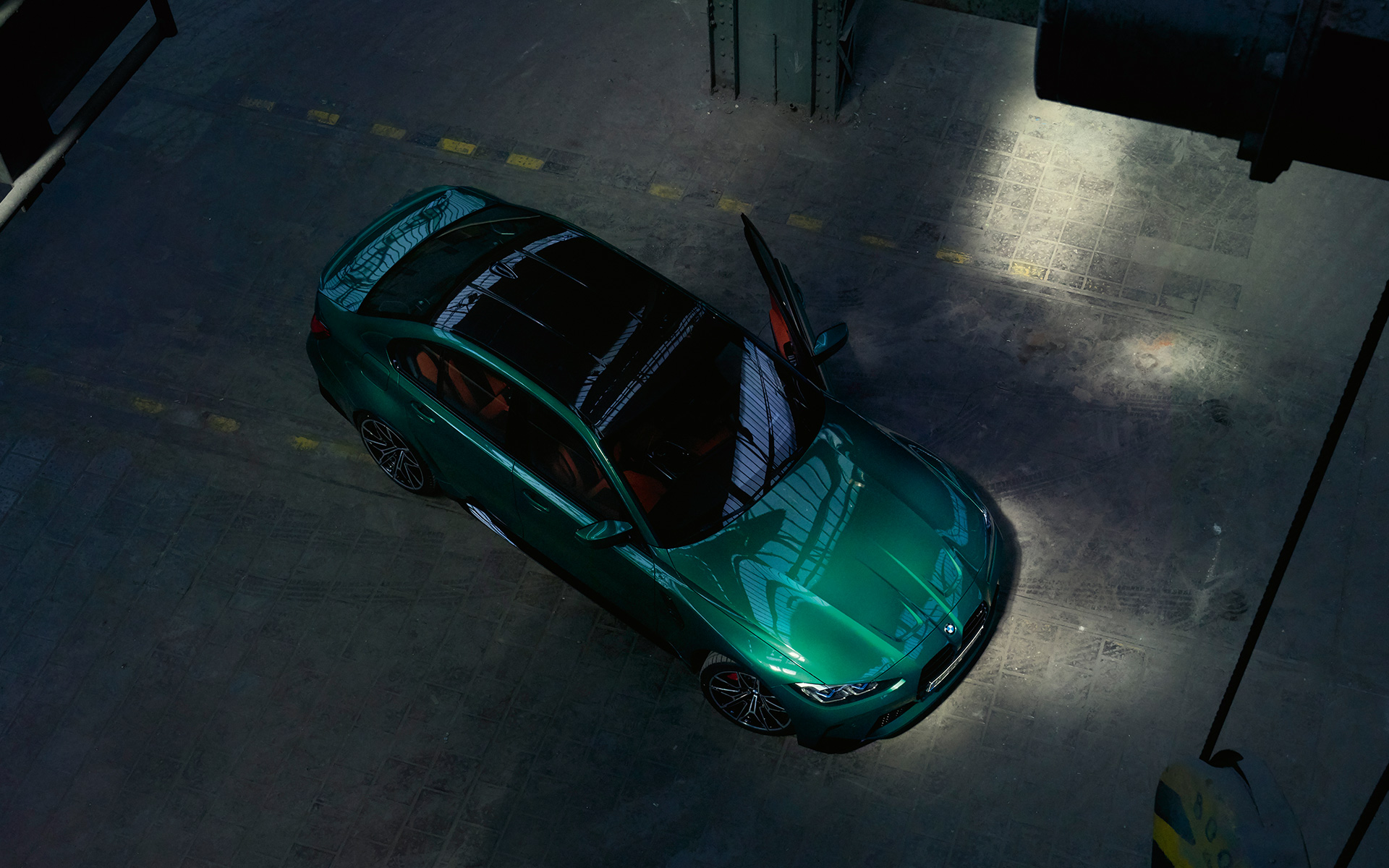 BMW M3 Седан G80 2020 у кольорі Isle of Man Green metallic, вид з висоти пташиного польоту