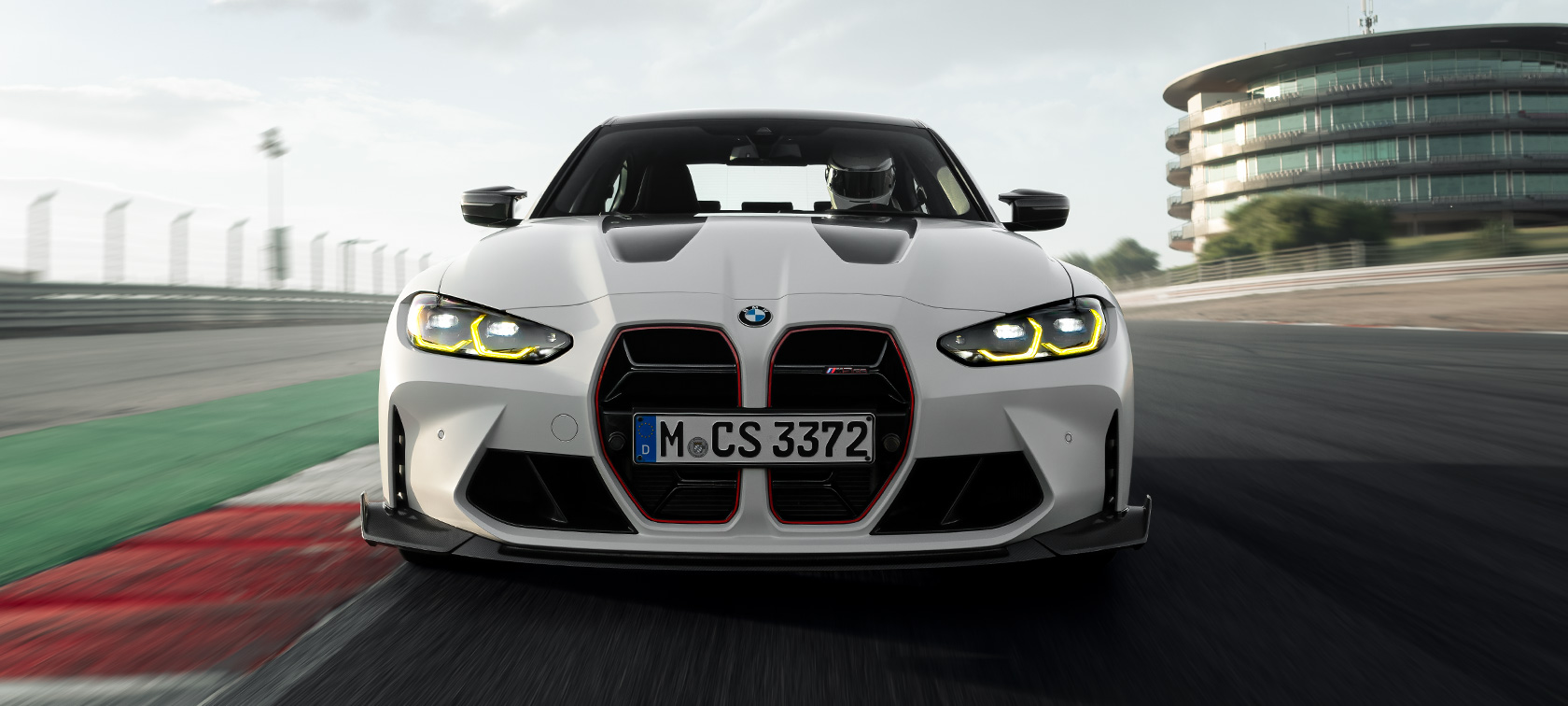 Аксесуари BMW M Performance BMW M3 CS G80 BMW M3 CS G80 Аксесуари BMW M Performance вид спереду в три чверті в русі на гоночній трасі