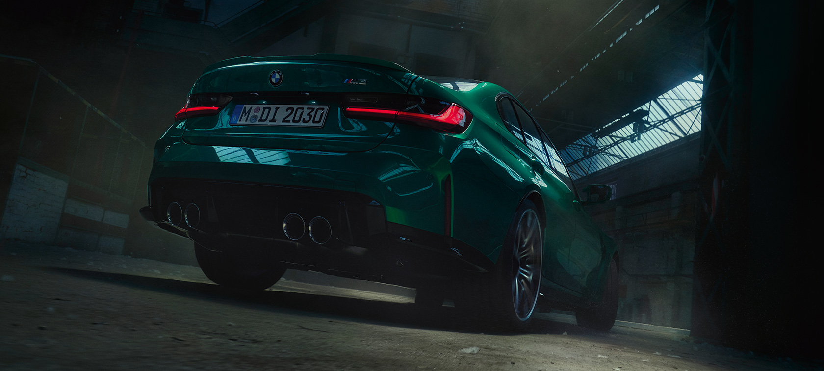 BMW M3 Седан G80 2020 вид ззаду в три чверті з нижньої перспективи BMW M3 Седан G80 2020 у кольорі Isle of Man Green metallic, вид ззаду в три чверті з нижньої перспективи