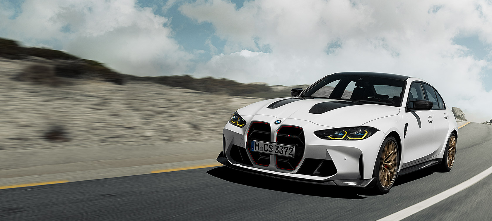 BMW M3 CS G80, вид спереду в три чверті в русі на гоночному треку