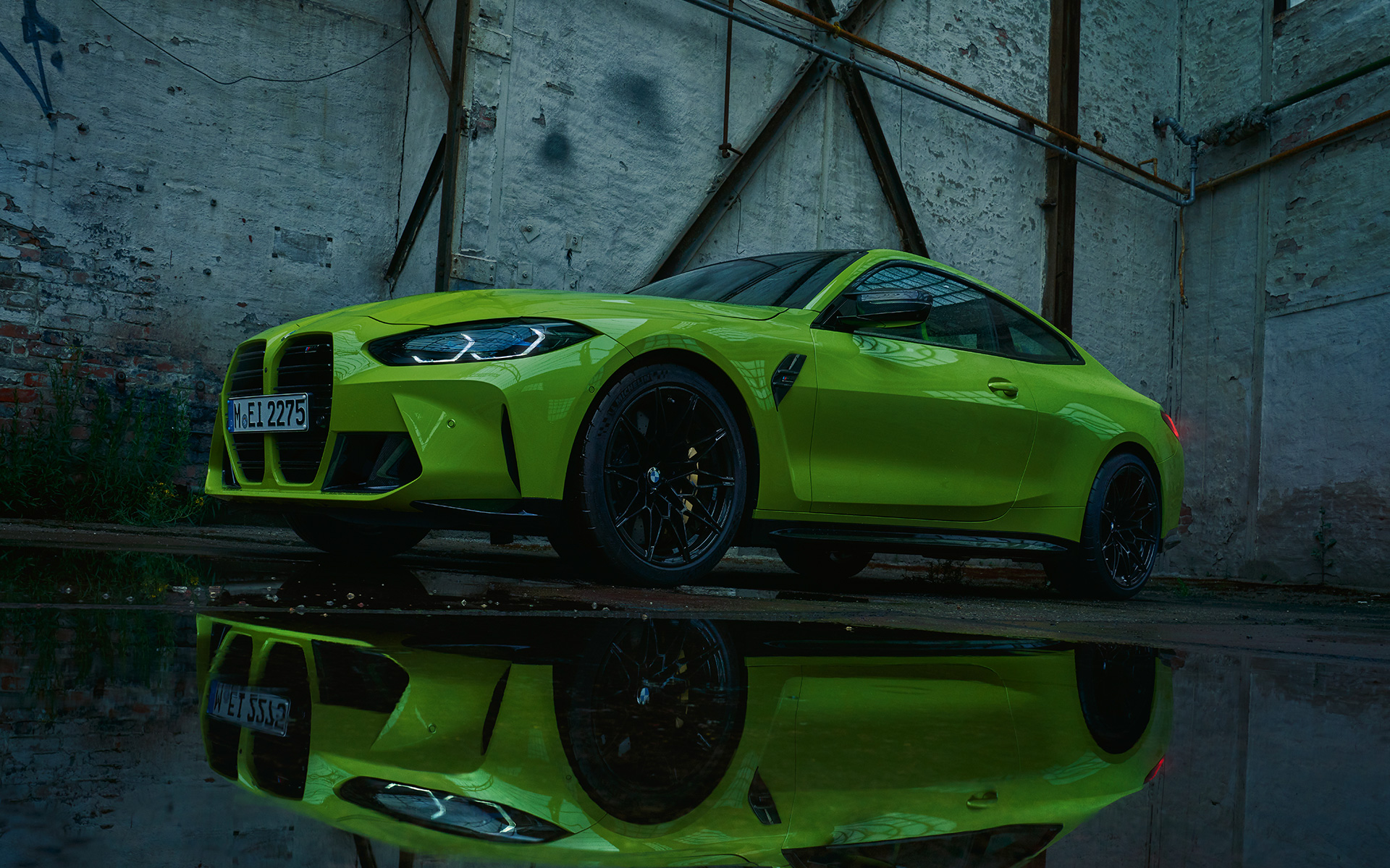 BMW M4 Competition Coupé G82 2020 у кольорі Sao Paulo Yellow, вид спереду в три чверті