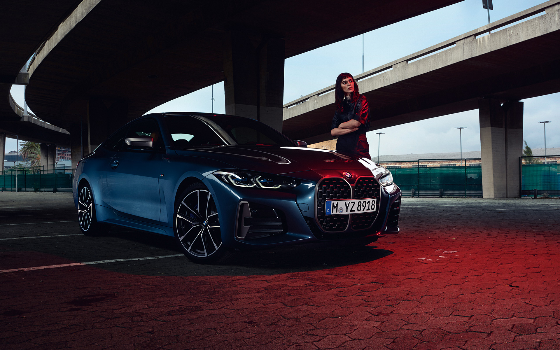 BMW M440i xDrive Coupé G22 2020 G82 2020 у кольорі Arctic Race Blue металік, вид спереду в три чверті з моделлю попереду.