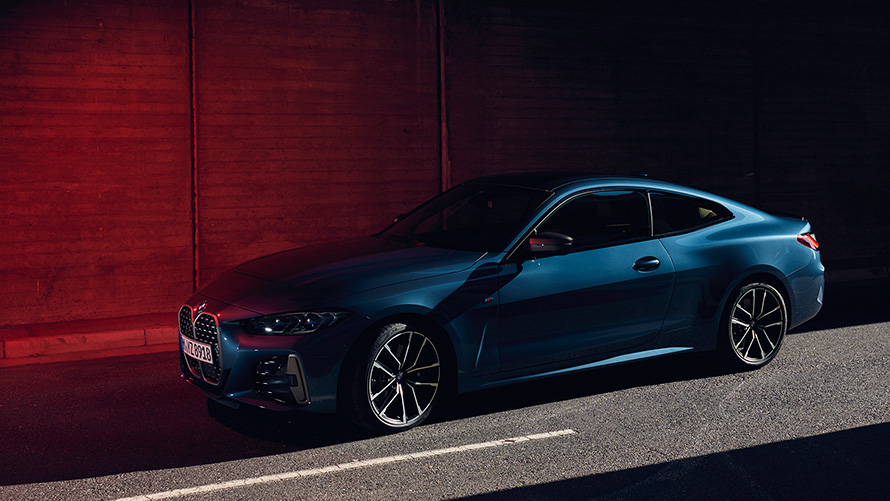 BMW M440i xDrive Coupé G22 2020 у кольорі Arctic Race Blue металік, вид спереду в три чверті у русі