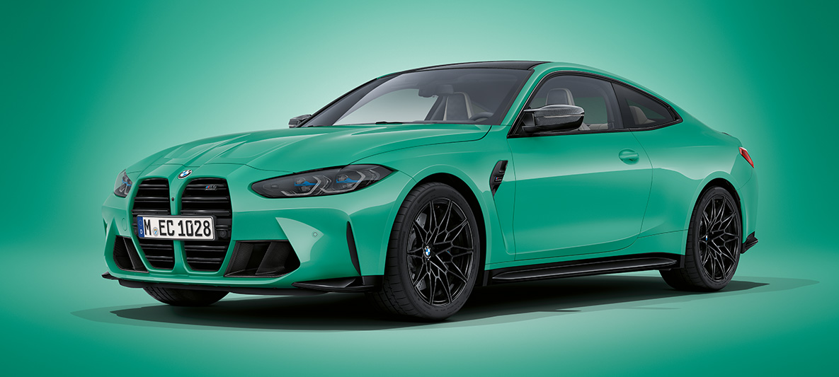 BMW M4 Coupé BMW Individual Mint Green металік G82 2021, вид спереду в три чверті на місці BMW M4 Coupé BMW Individual Mint Green металік G82 2021, вид спереду в три чверті на місці
