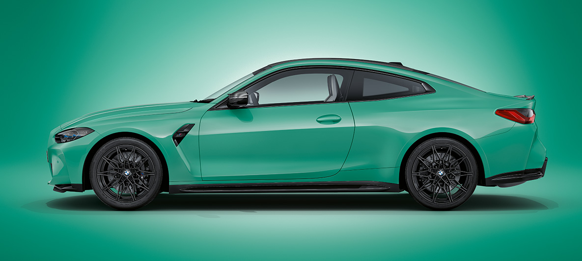 BMW M4 Coupé BMW Individual Mint Green металік G82 2021, вид збоку на місці BMW M4 Coupé BMW Individual Mint Green металік G82 2021, вид збоку на місці