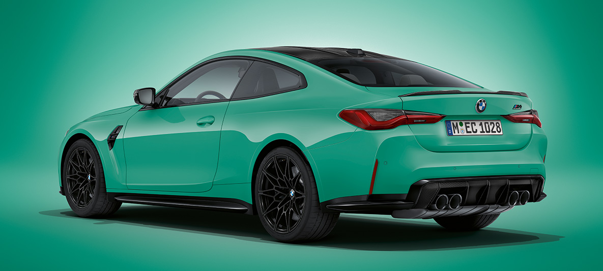 BMW M4 Coupé BMW Individual Mint Green металік G82 2021, вид ззаду в три чверті на місці BMW M4 Coupé BMW Individual Mint Green металік G82 2021, вид ззаду в три чверті на місці