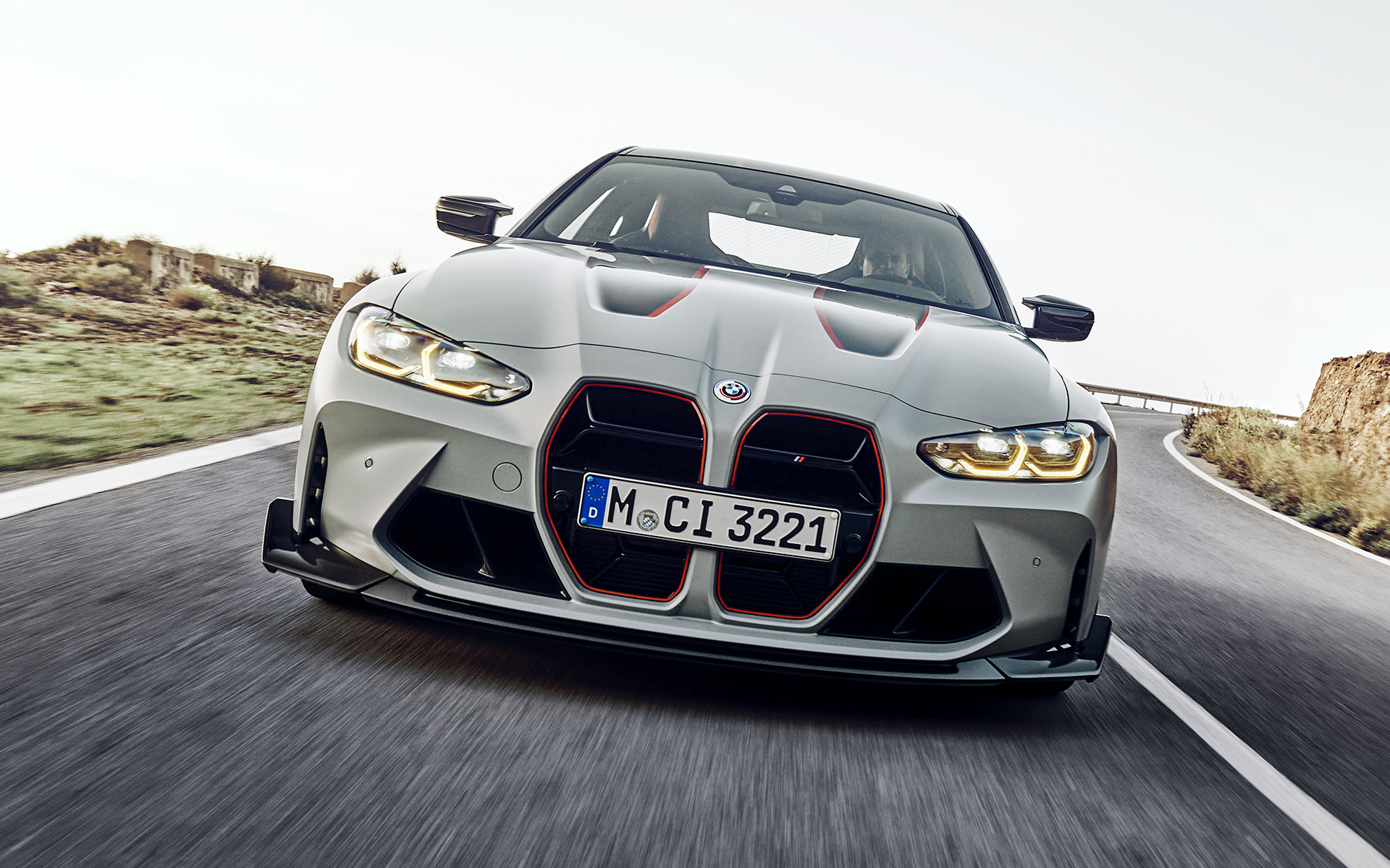 Решітки радіатора чорного кольору з фірмовим червоним покриттям BMW M4 CSL G82 BMW M4 CSL G82 у кольорі BMW Individual Frozen Brooklyn Grey металік, решітка радіатора чорного кольору з фірмовим червоним покриттям, вид спереду в русі на вулиці.