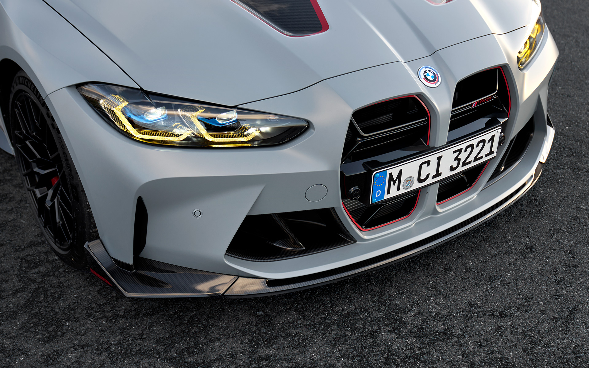 Карбоновий передній сплітер M Carbon BMW M4 CSL G82 BMW M4 CSL G82 у кольорі BMW Individual Frozen Brooklyn Grey металік, передній сплітер M Carbon, вид спереду великим планом