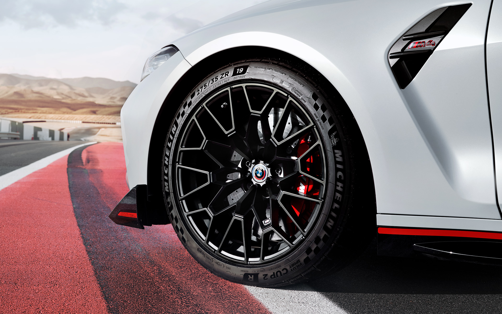 Вуглецево-керамічні гальма М Carbon червоного глянсового кольору BMW M4 CSL G82 BMW M4 CSL G82 у кольорі BMW Individual Frozen Brooklyn Grey металік, вуглецево-керамічні гальма М Carbon червоного глянсового кольору з колесом легкої конструкції
