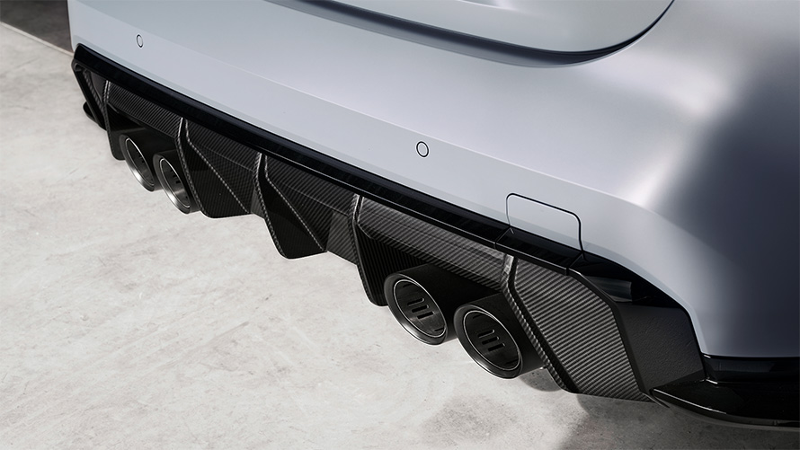 Титанова вихлопна система з патрубками чорного матового кольору BMW M4 CSL G82 BMW M4 CSL G82 у кольорі BMW Individual Frozen Brooklyn Grey металік, титанова вихлопна система з патрубками чорного матового кольору, вид ззаду великим планом