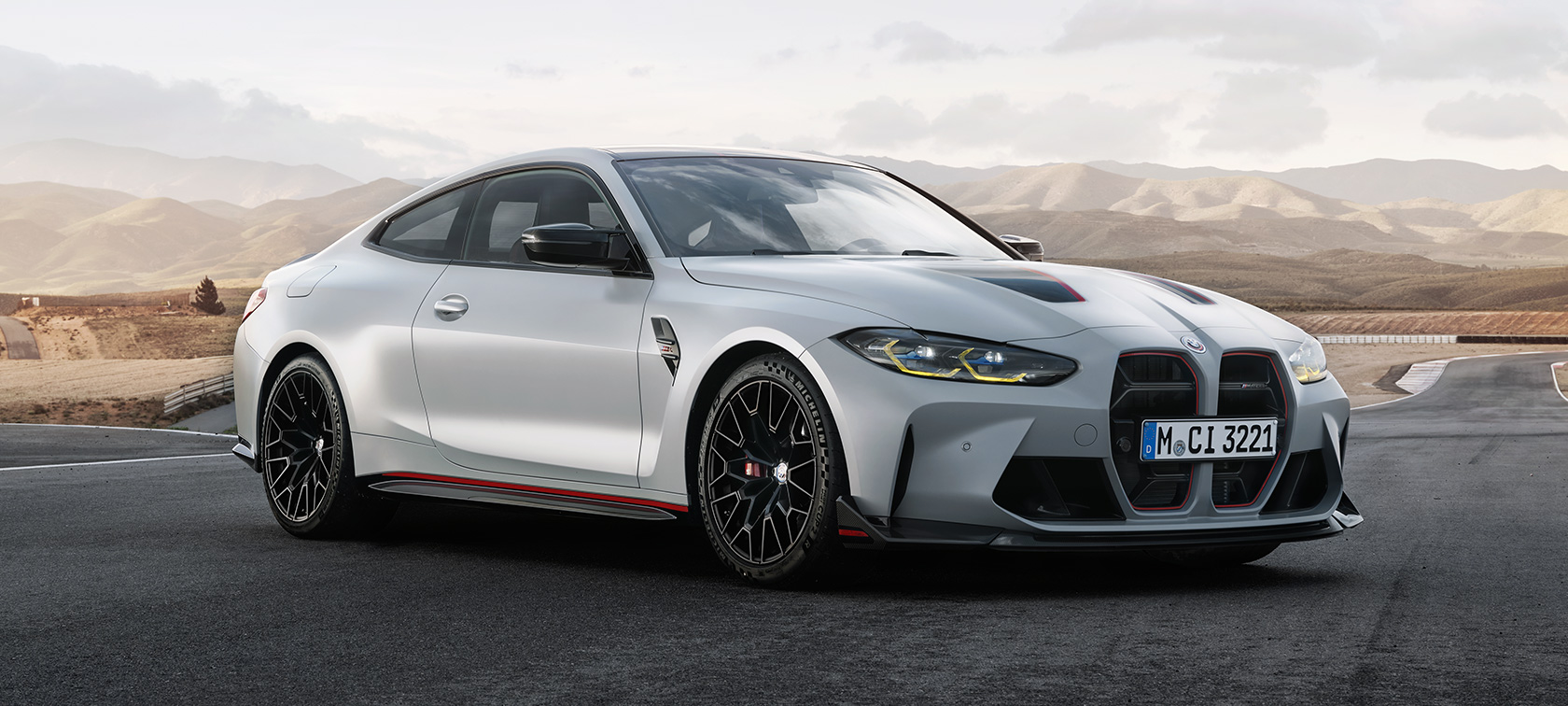 BMW M4 CSL G82, вид спереду в три чверті. BMW M4 CSL G82 у кольорі BMW Individual Frozen Brooklyn Grey металік, вид спереду в три чверті