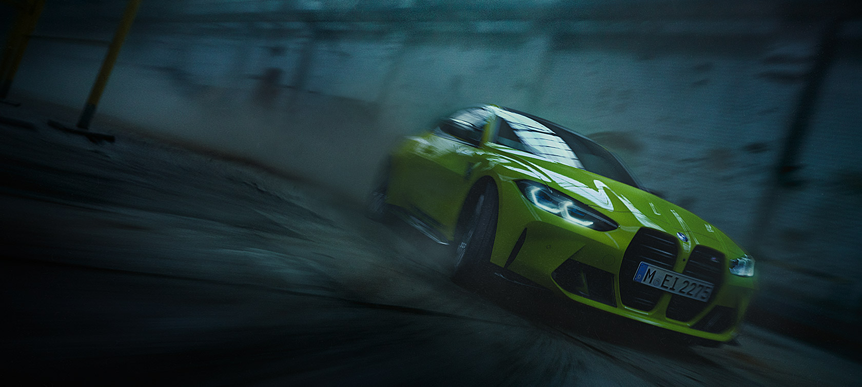 BMW M4 CSL G82 у кольорі BMW Individual Frozen Brooklyn Grey металік, вид спереду в три чверті в русі