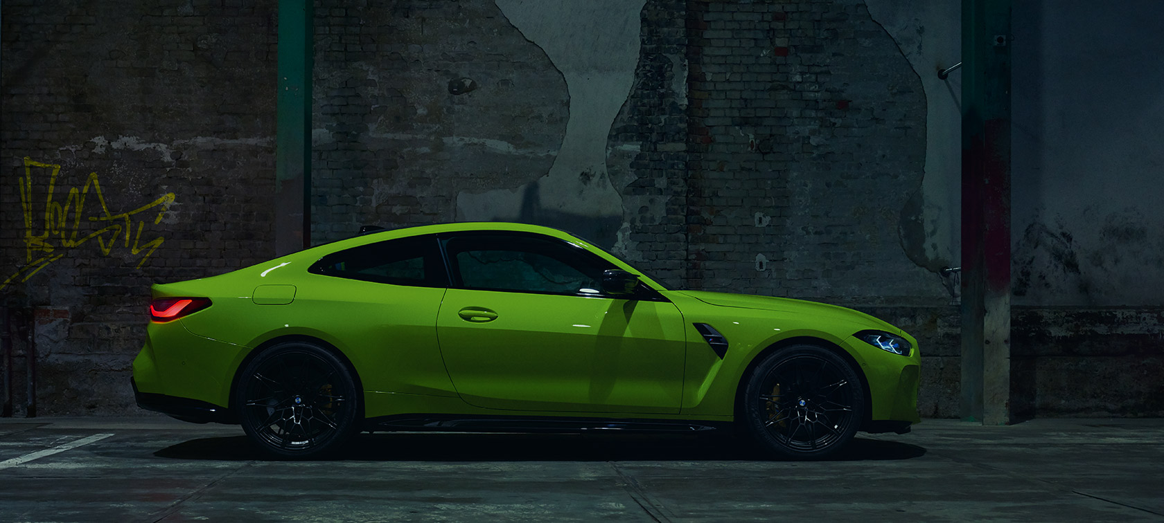 BMW M4 CSL G82, вид ззаду в три чверті. BMW M4 CSL G82 у кольорі BMW Individual Frozen Brooklyn Grey металік, вид ззаду в три чверті