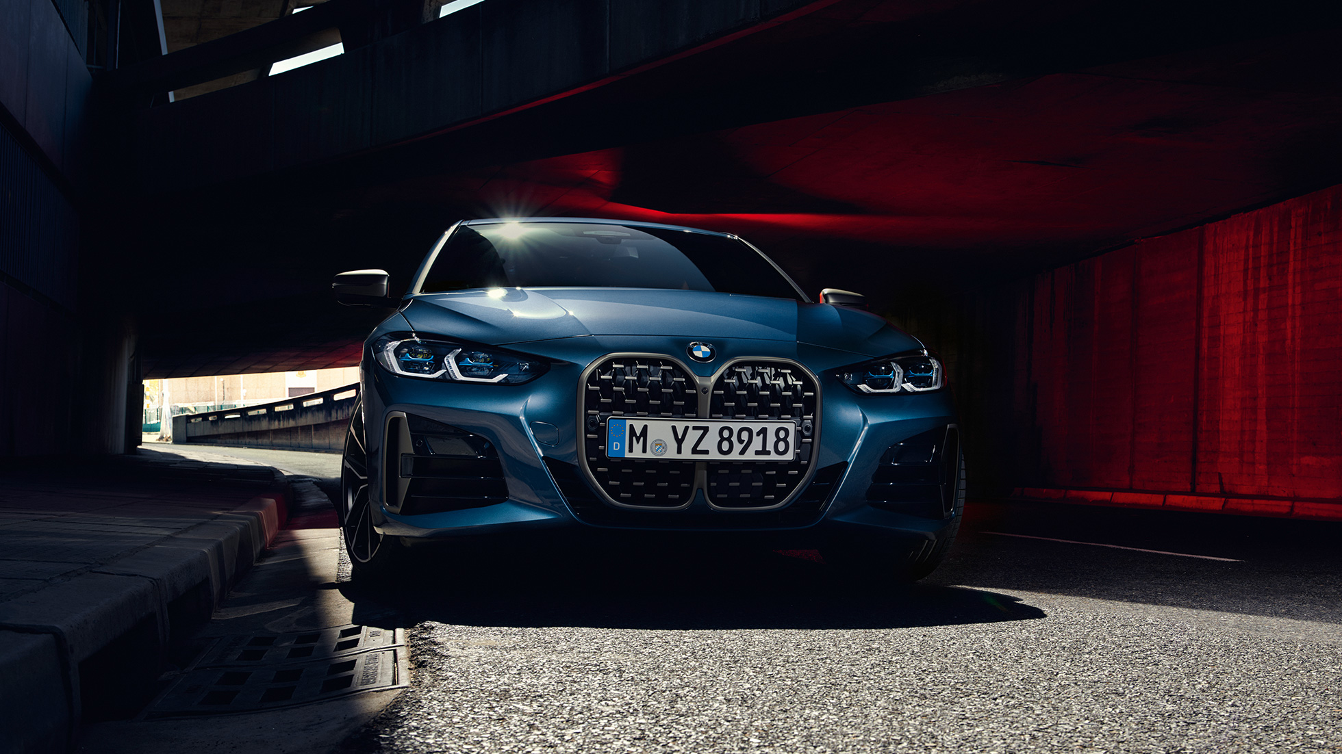 Решетка радиатора BMW и светодиодные фары BMW M440i xDrive Coupe G22 (2020) BMW M440i xDrive Coupe G22 (2020), Синий Арктик Рэйс металлик, вид спереди, решетка радиатора BMW и светодиодные фары