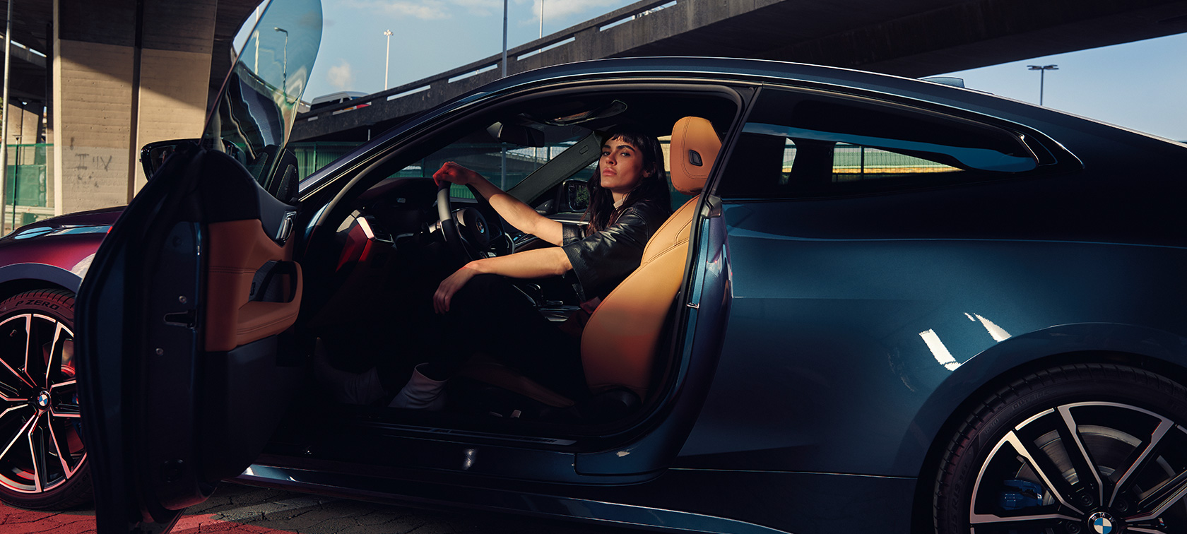 Вид збоку з моделлю BMW M440i xDrive Coupé G22 2020 BMW M440i xDrive Coupé G22 2020 Arctic Race Blue металлик вид збоку модель в машині з відчиненими дверима