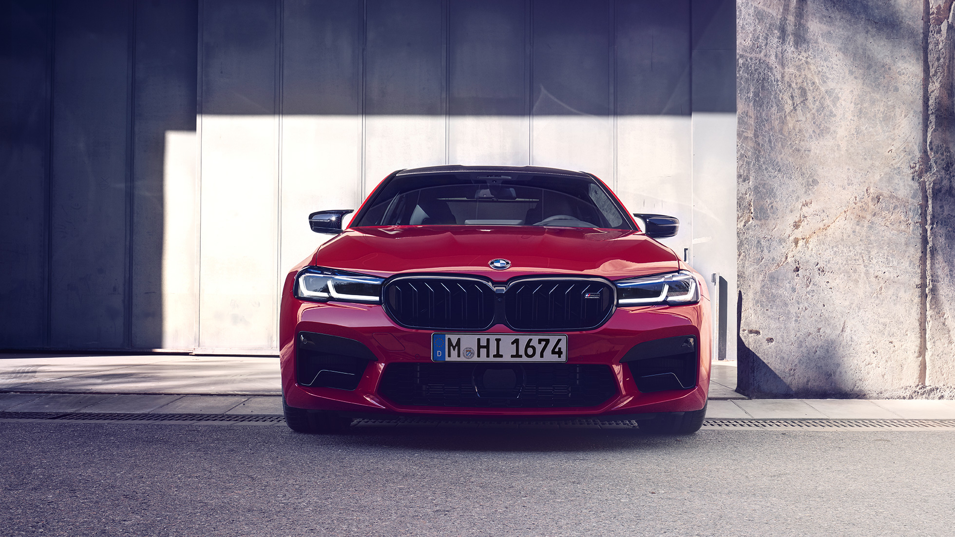Передня частина з новою решіткою радіатора BMW M5 Competition F90 LCI 2020 Передня частина з новою решіткою радіатора BMW M5 Competition F90 LCI 2020 кольору BMW Individual Imola Red вид спереду