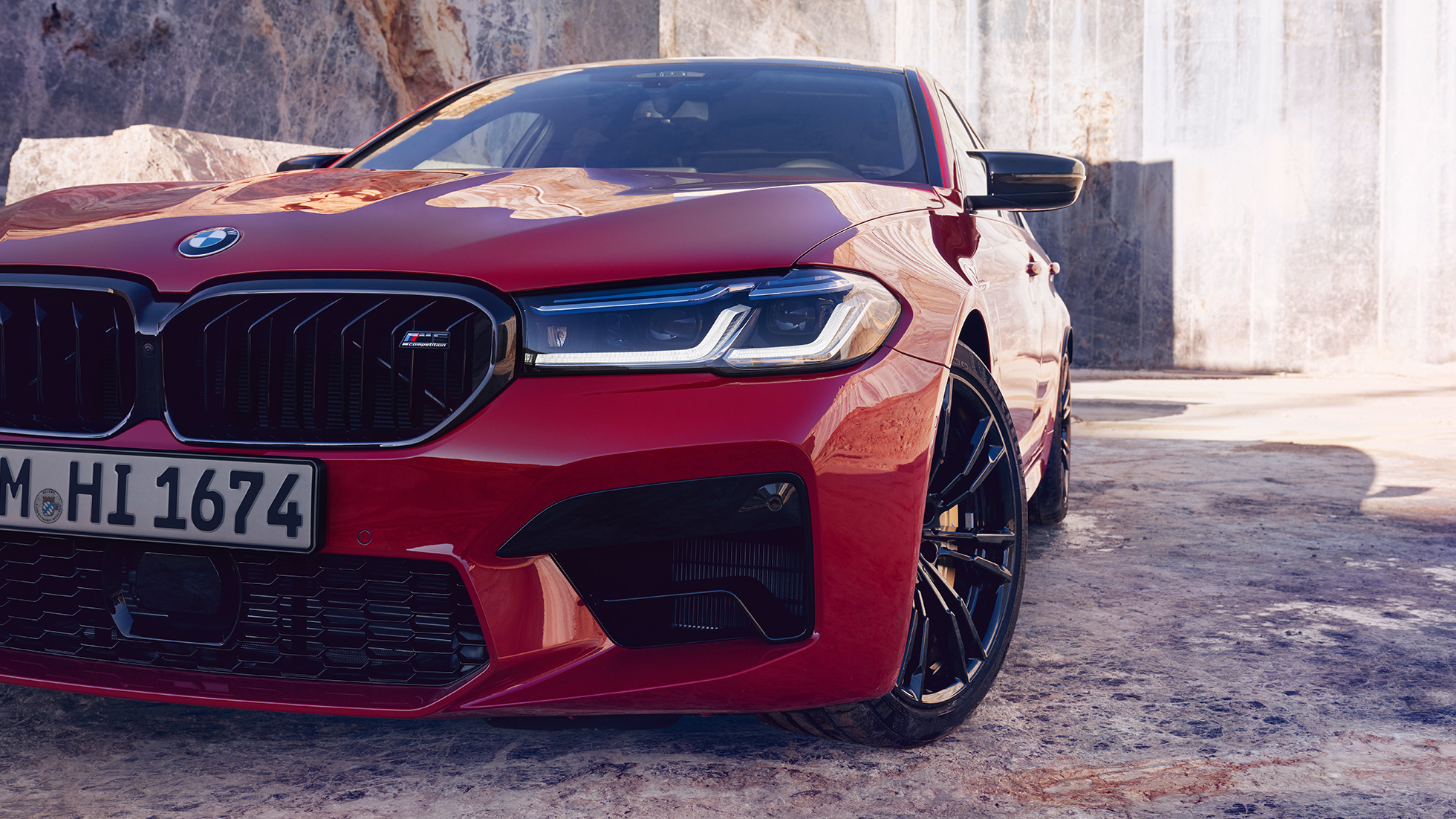 Фари з лазерною технологією BMW Laserlight BMW M5 Competition F90 LCI 2020 крупний вид спереду Фари з лазерною технологією BMW Laserlight BMW M5 Competition F90 LCI 2020 кольору BMW Individual Imola Red крупний вид спереду