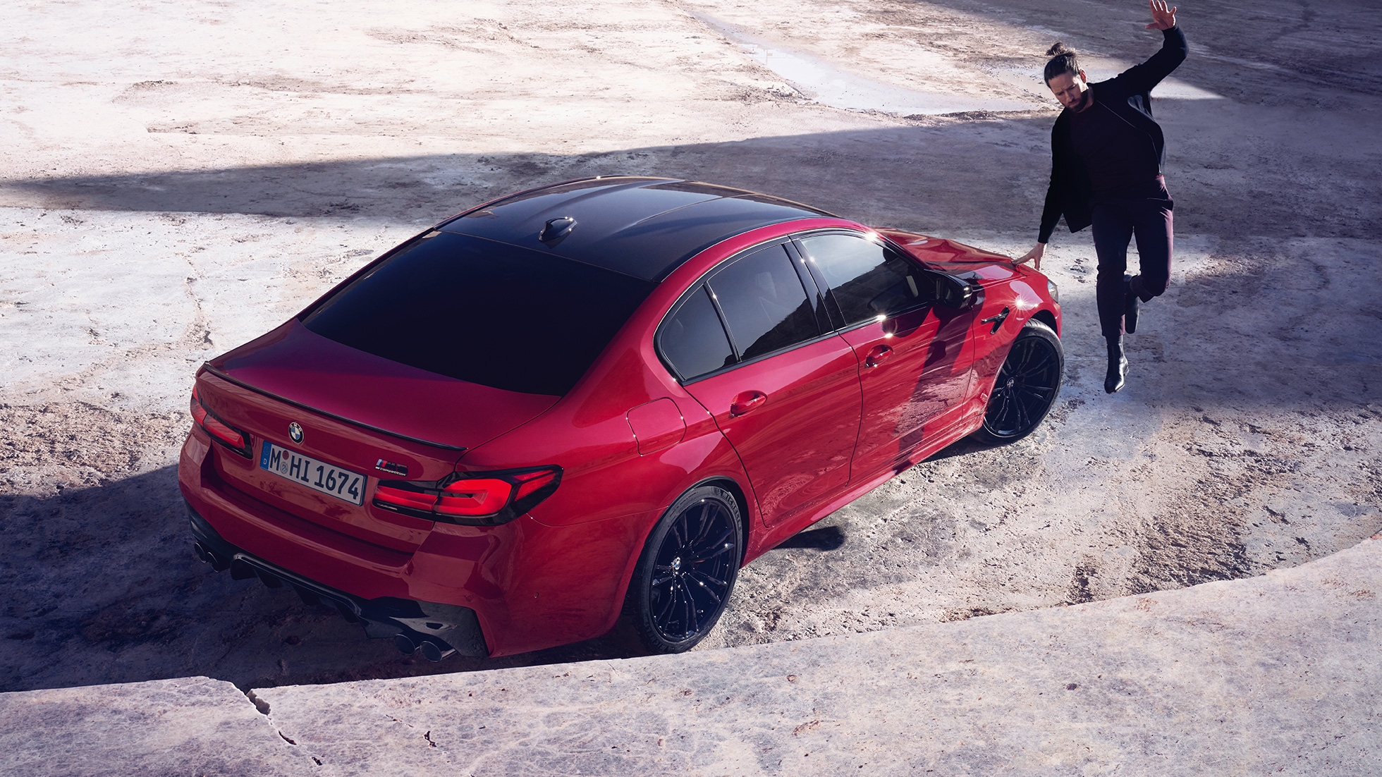 BMW M5 Competition F90 LCI 2020 вид на три чверті ззаду з висоти пташиного польоту BMW M5 Competition F90 LCI 2020 кольору BMW Individual Imola Red вид на три чверті ззаду з висоти пташиного польоту