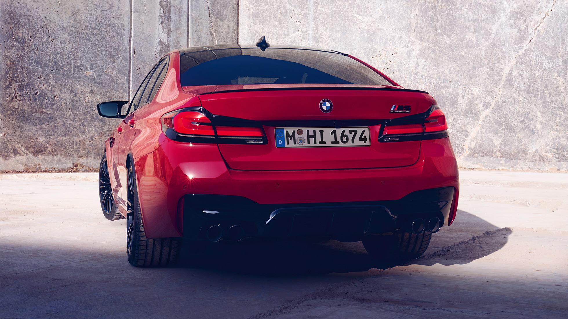 Задні ліхтарі BMW M5 Competition F90 LCI 2020 Задні ліхтарі BMW M5 Competition F90 LCI 2020 кольору BMW Individual Imola Red вид ззаду