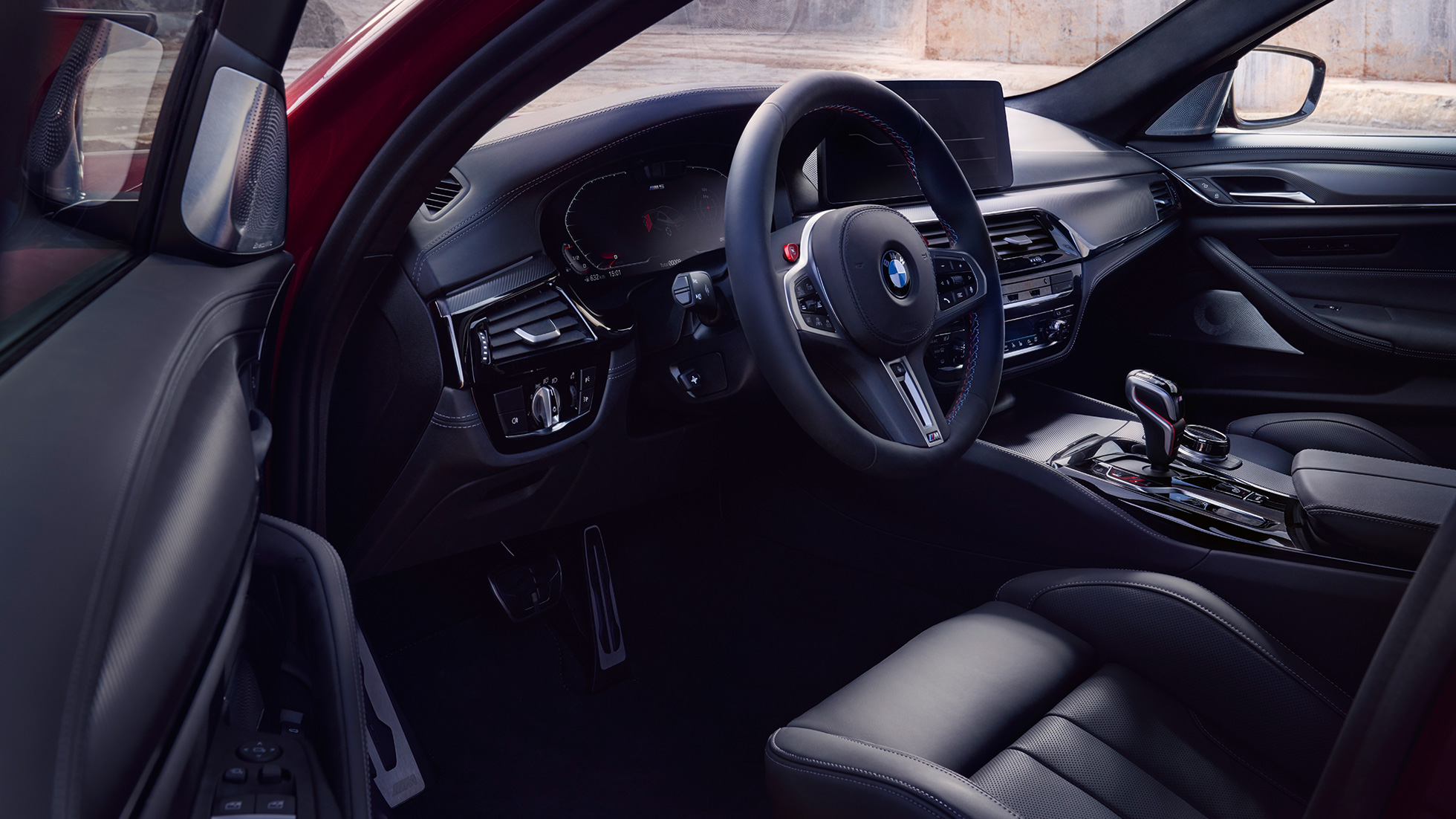 BMW M5 Competition F90 LCI 2020 кокпіт BMW M5 Competition F90 LCI 2020 кокпіт з відкритими дверима