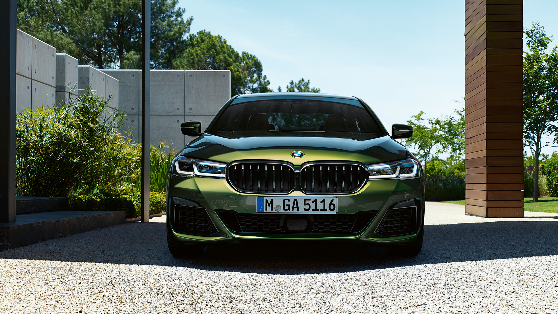 Передня частина з новою решіткою радіатора BMW M550i xDrive Седан G30 LCI 2020 передня частина з новою решіткою радіатора BMW M550i xDrive Седан G30 LCI 2020 кольору BMW Individual Verde Ermes Metallic вид спереду