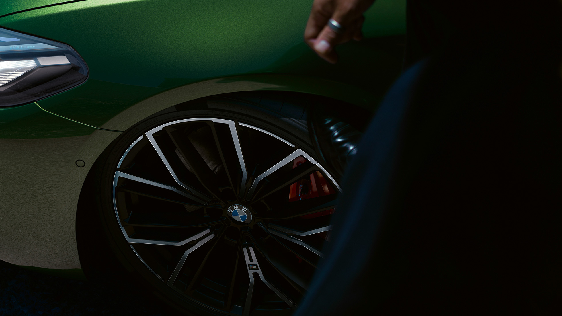 20" легкосплавні диски з гальмівною системою M Sport червоного кольору BMW M550i xDrive Седан G30 LCI 2020 20" легкосплавні диски з гальмівною системою M Sport червоного кольору BMW M550i xDrive Седан G30 LCI 2020