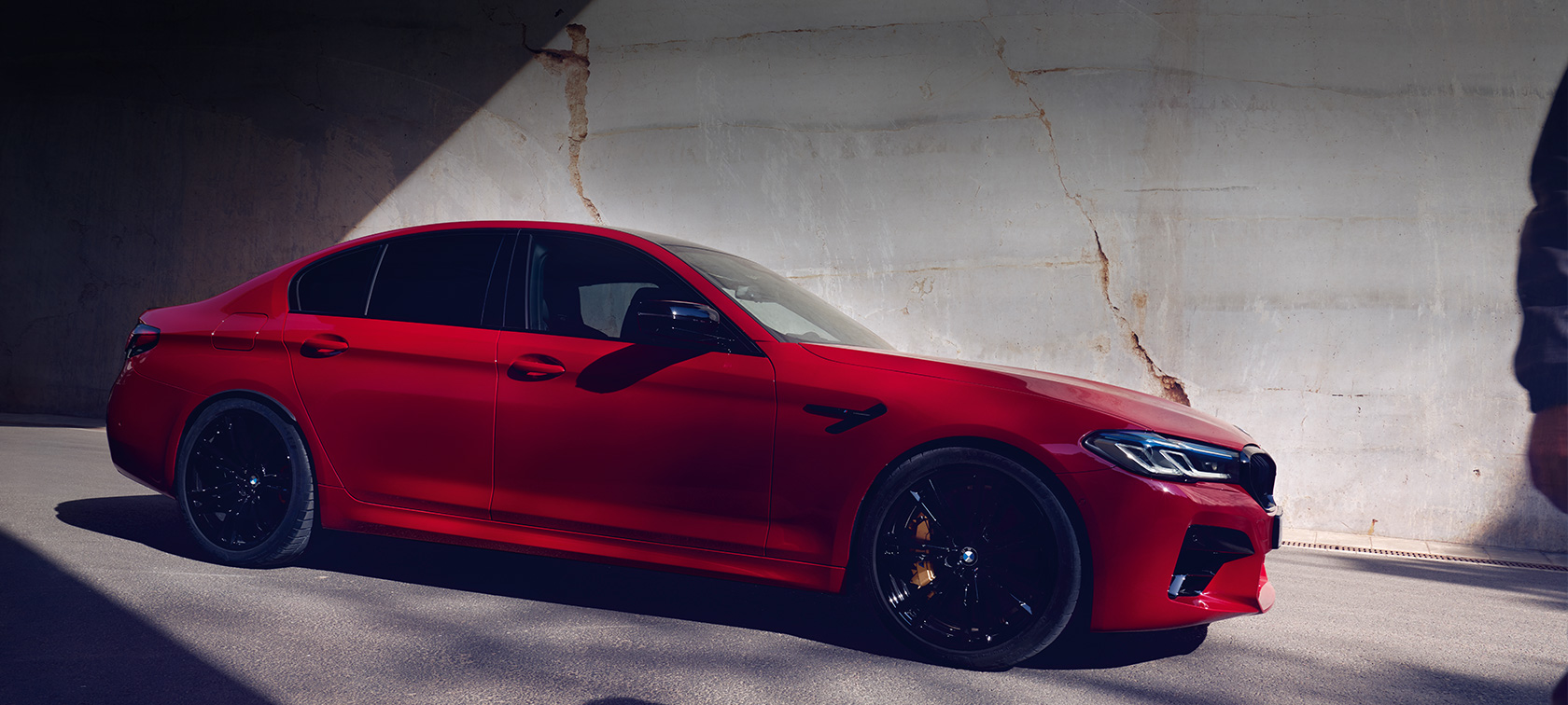 BMW M5 Competition F90 LCI 2020 кольору BMW Individual Imola Red вид на три чверті спереду