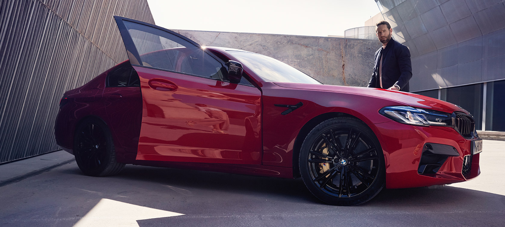 BMW M5 Competition F90 LCI 2020 вид на бічну частину з відкритими дверима BMW M5 Competition F90 LCI 2020 кольору BMW Individual Imola Red вид на бічну частину з відкритими дверима