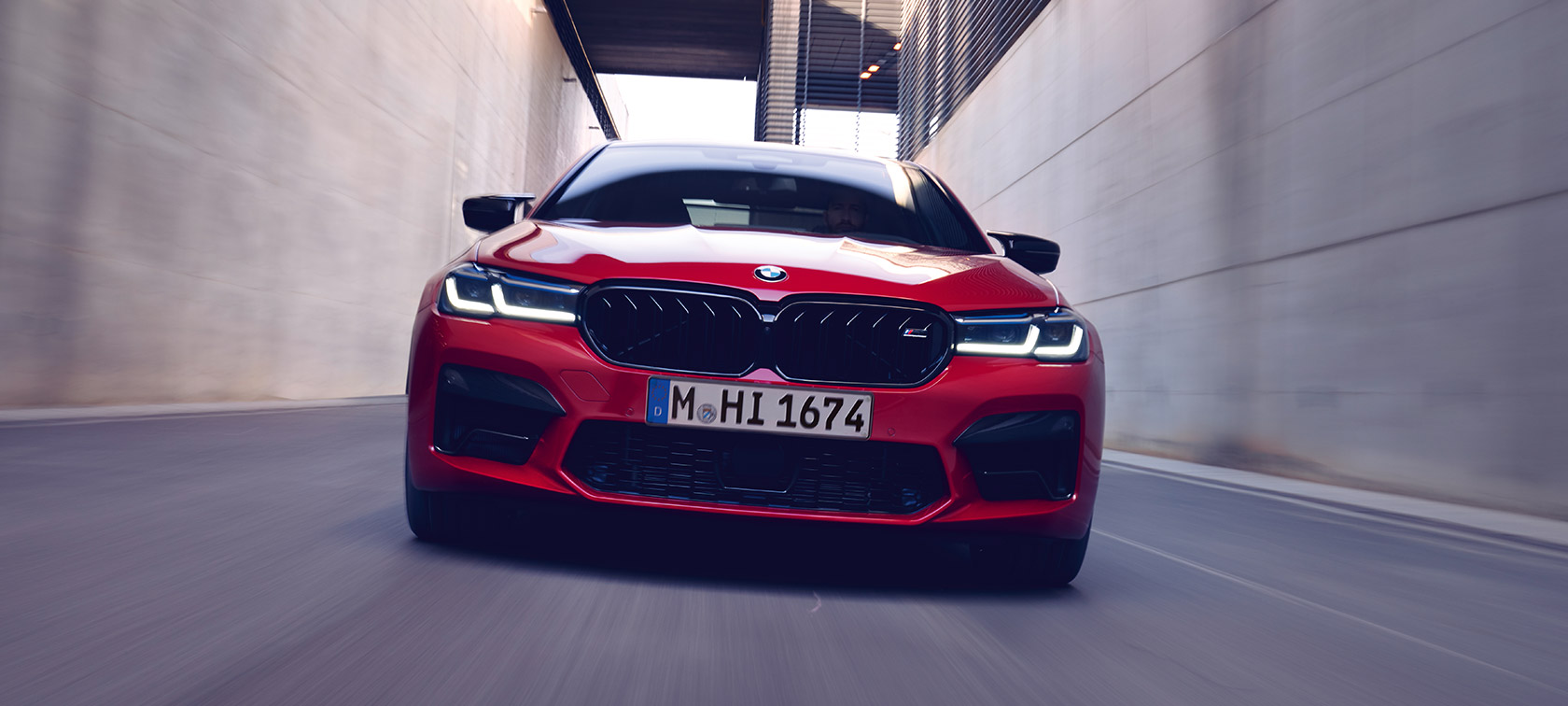 BMW M5 Competition F90 LCI 2020 вид на передню частину BMW M5 Competition F90 LCI 2020 кольору BMW Individual Imola Red вид на передню частину під час рузу