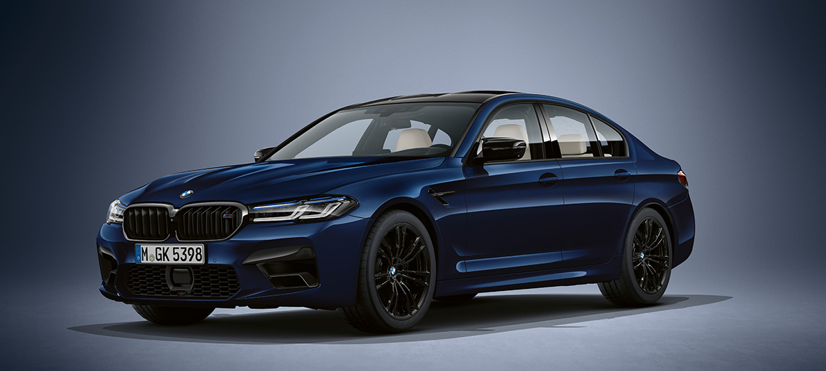 BMW Individual BMW M5 Седан F90 LCI 2020 кольору Tanzanite Blue Metallic вид на три чверті спереду BMW Individual BMW M5 Седан F90 LCI 2020 кольору Tanzanite Blue Metallic вид на три чверті спереду