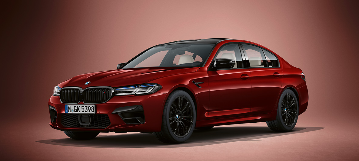 BMW Individual BMW M5 Седан F90 LCI 2020 кольору Aventurine Red Metallic вид на три чверті спереду BMW Individual BMW M5 Седан F90 LCI 2020 кольору Aventurine Red Metallic вид на три чверті спереду