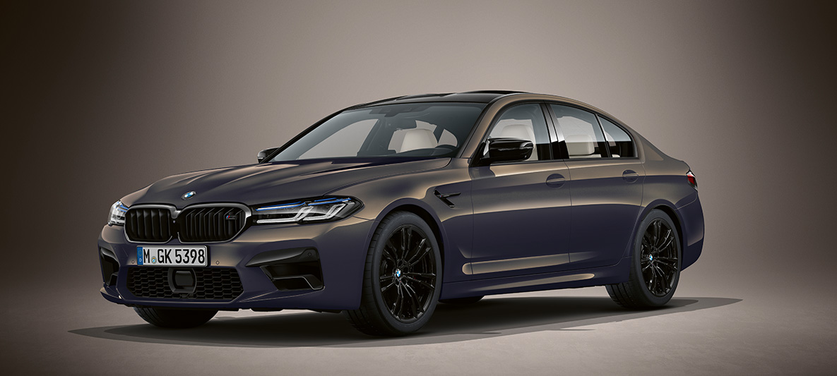 BMW Individual BMW M5 Седан F90 LCI 2020 кольору Alvite Grey Metallic вид на три чверті спереду BMW Individual BMW M5 Седан F90 LCI 2020 кольору Alvite Grey Metallic вид на три чверті спереду