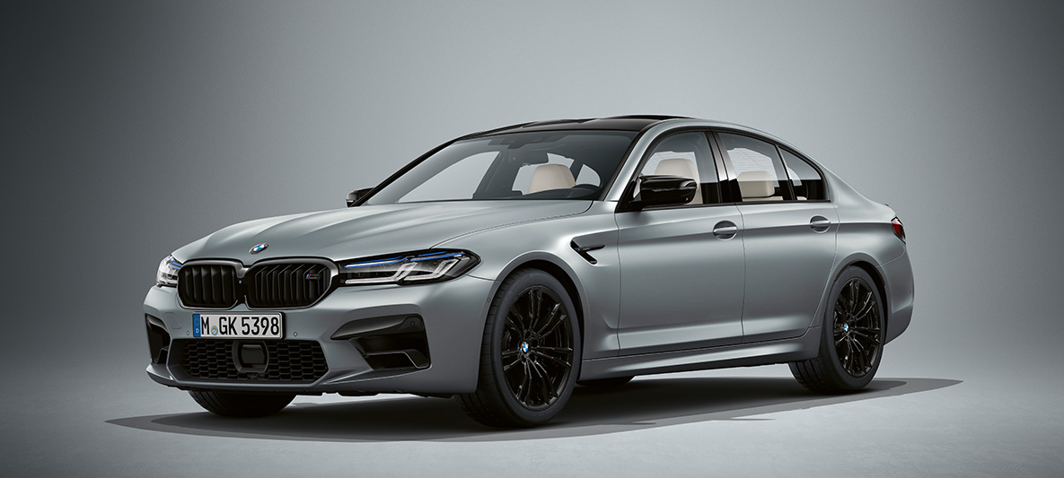 BMW Individual BMW M5 Седан F90 LCI 2020 кольору Frozen Bluestone Metallic вид на три чверті спереду BMW Individual BMW M5 Седан F90 LCI 2020 кольору Frozen Bluestone Metallic вид на три чверті спереду